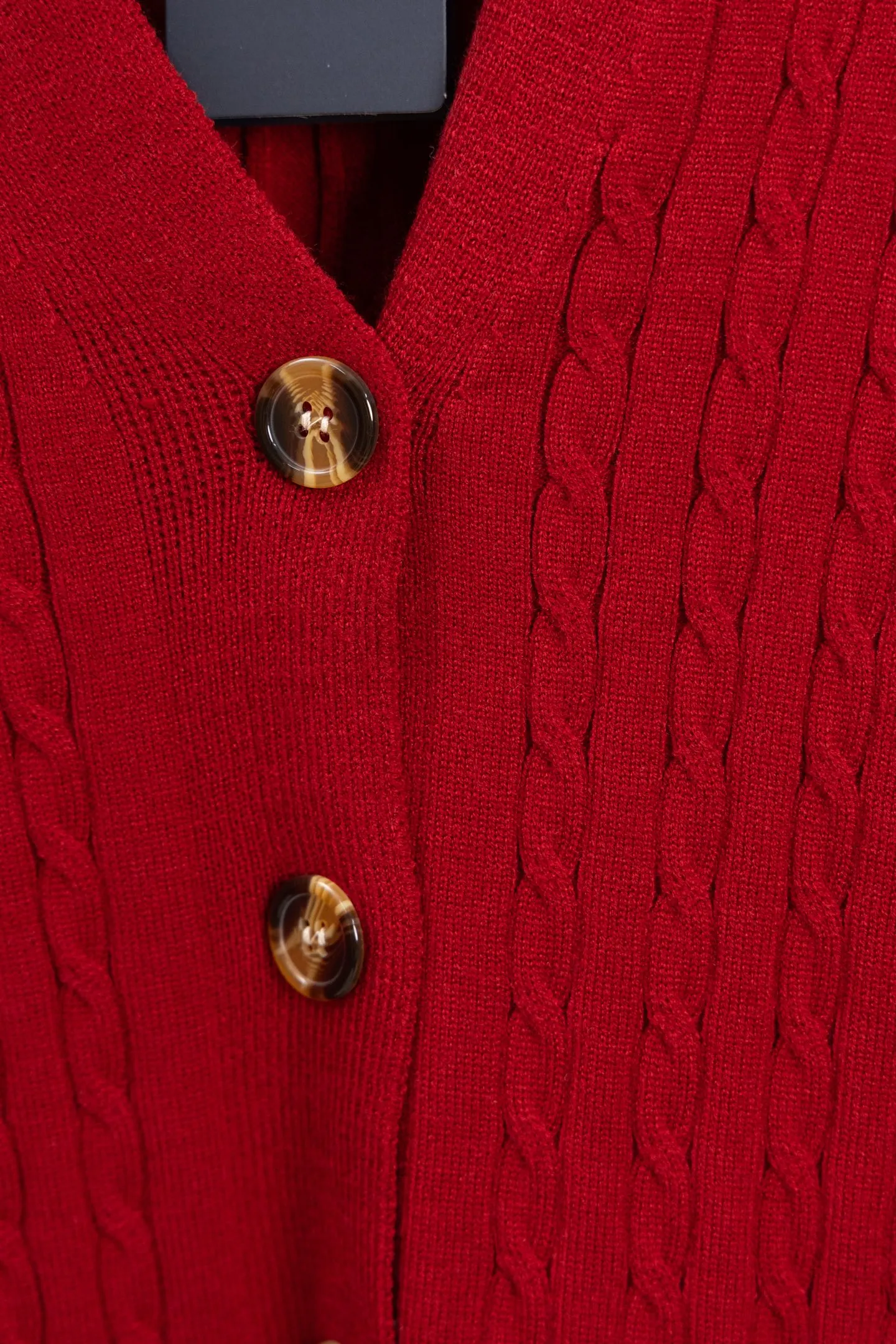 P190 Ralph Lauren Classic V-neck Solid Color Pony Embroidered Logo Knitted Cardigan Long Sleeve Ralph Lauren Classic Basic Versatile Twist Knitted Cardigan Long Sleeve Main supply platform live broadcast Wholesale entity Replenish when out of stock Not removed from the shelves Quality 1:1 patterning Complete three standards Correct version of pony logo Imported quality cotton yarn Focus on high-end Cost-effective Good quality Needless to say Zhao Lusi's same style is really amazing, so sweet I'm so beautiful. This cardigan is really good-looking. It's simple and easy to wear. It's a must-have for goddess ootd. Good-looking clothes are never picky. A must-have in the wardrobe of goddesses. Size: S-XL. Color: Navy blue, red, khaki, dark gray.